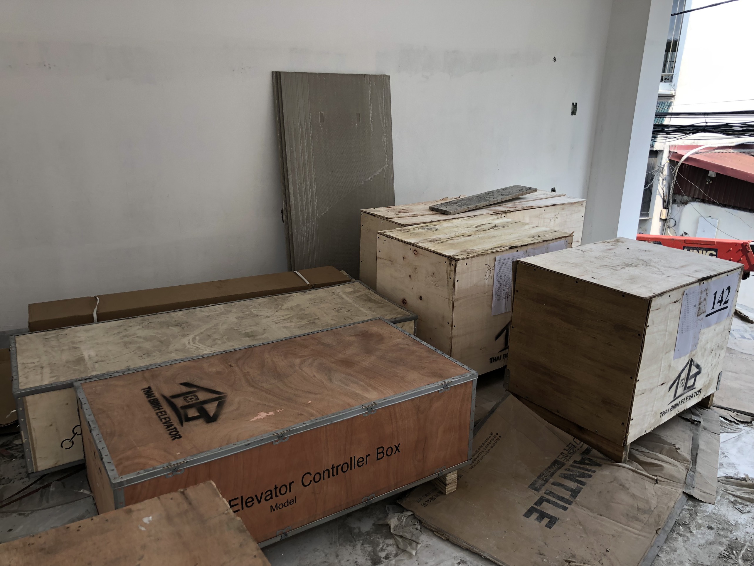 Linh kiện thang máy vận chuyển về công trình chuẩn bị lắp đặt tại Văn Cao,Hải Phòng
