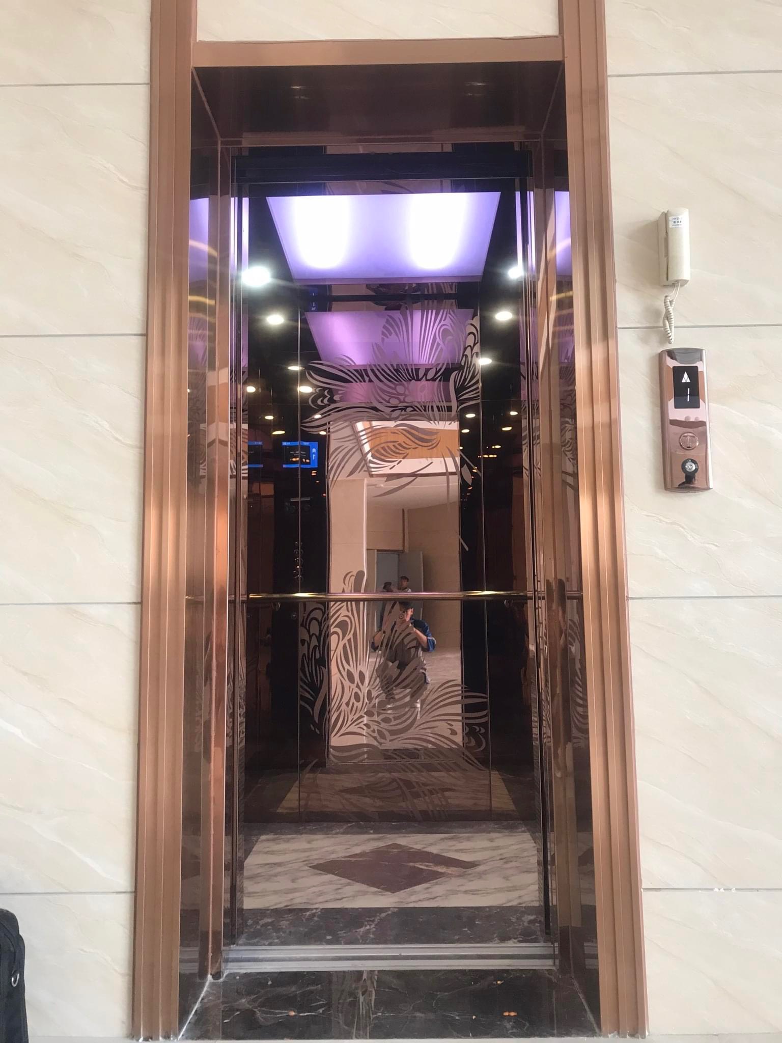 Ưu điểm của cabin inox gương khi lắp đặt thang máy gia đình