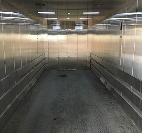 Thang máy tải hàng inox sọc nhuyễn trắng