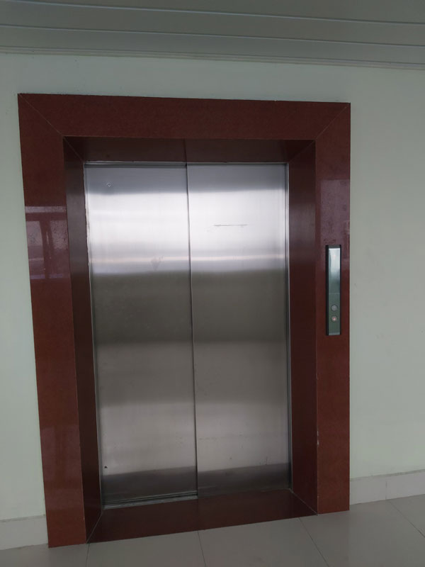 Thang máy bệnh viện 12
