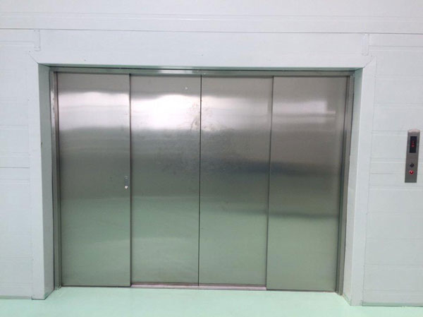 Cửa tầng mở tim 4 cánh màu trắng