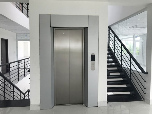 Các loại cửa mở thang máy gia đình